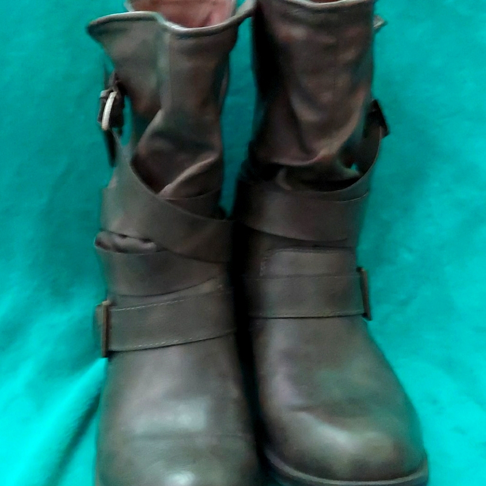 7 1/2 grey boots